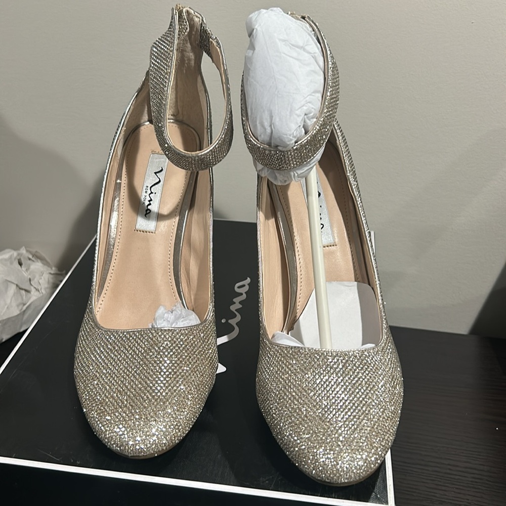 NEW NINA IVELIS LATTE SIZE 10  ZIP BACK ANKLE STRAP CLOSED FRONT PUMP